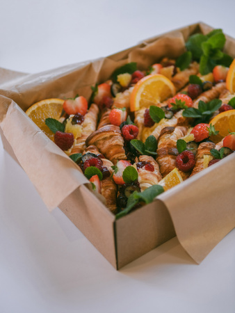 Box croissanty na słodko z kremem i owocami 12 sztuk